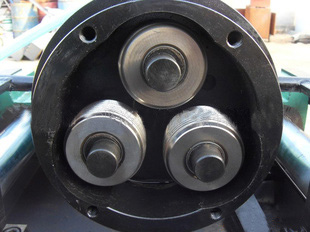 鋼筋直螺紋滾絲機使用前滾絲輪及偏心套的安裝方法？